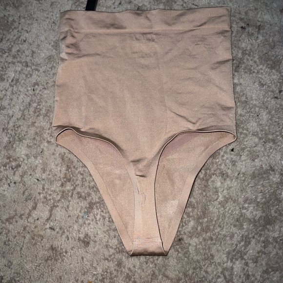 Skims high waisted thong - size md- color clay - skims shapewear - sculpting - Picture 2 of 3